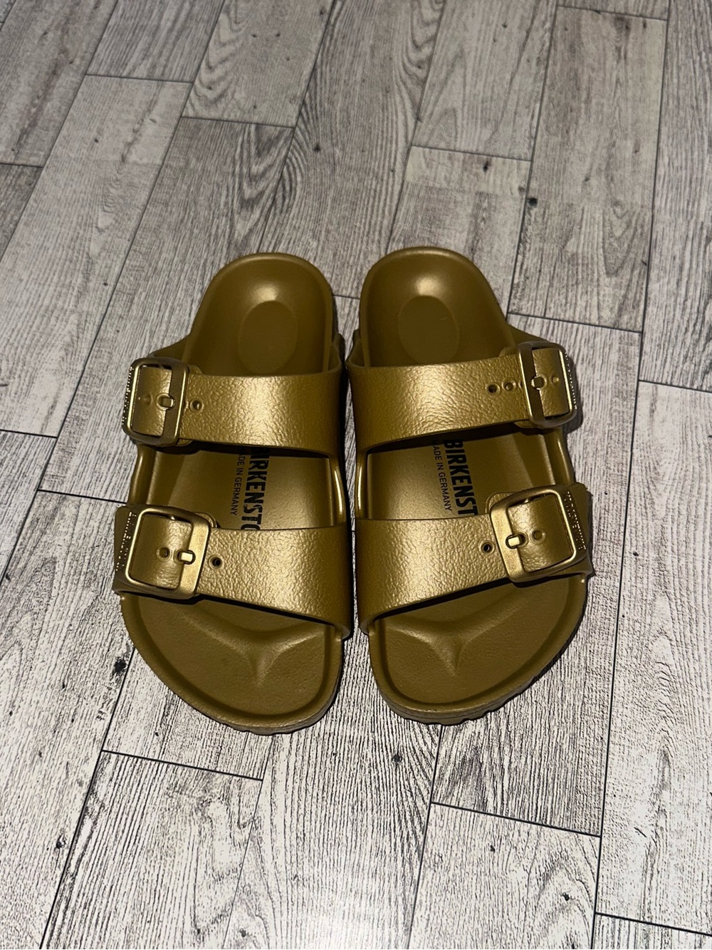 Birkenstock Kids/toddler Two-Strap rubber like Sandals in Metallic Gold size 10C